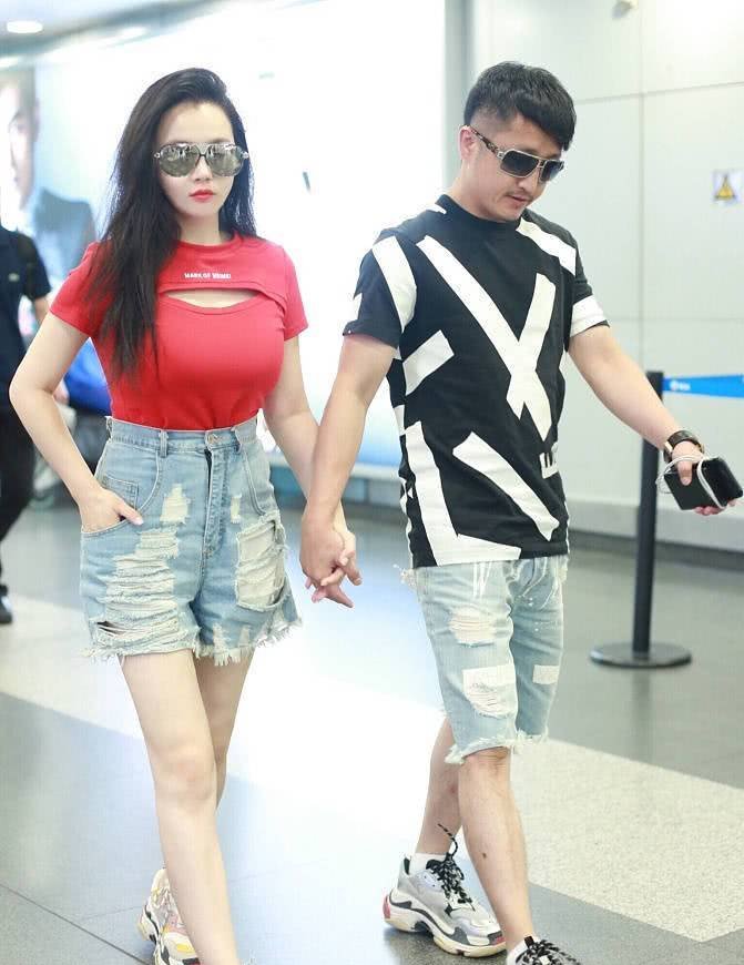 冉莹颖胆真大！将T恤正面撕开了穿，网友：难怪拳王要寸步不离