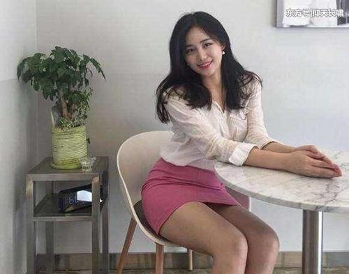 韩国健身模特，身材傲人穿衣风格多样，网友：最喜欢她黑色系！