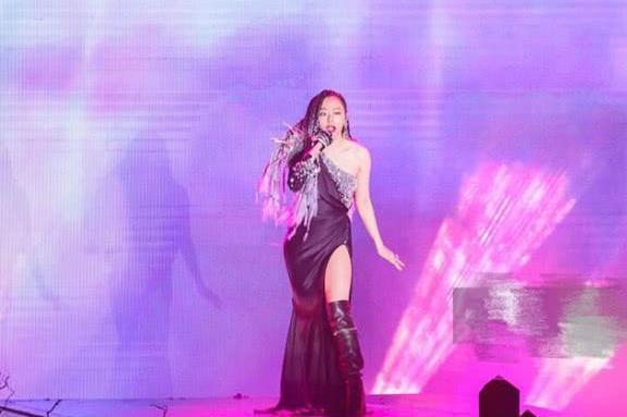 张靓颖为显腿长，穿高开叉长裙搭过膝长靴，却没想到气场更强了！