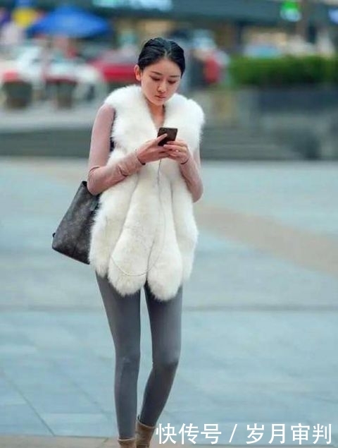  『黑色』街拍：语笑嫣然的小姐姐，一件黑色上衣配紫色休闲裤，青春靓丽美