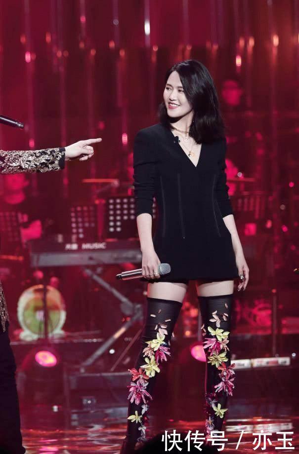 杨幂的“断腿”袜标新立异谭维维的“花瓣”袜才叫闻所未闻