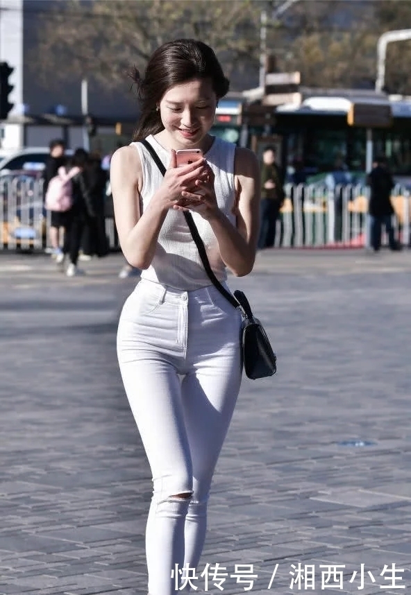 街拍：身材高挑修长曲线的气质美女，完美的身材穿上白色紧身裤，