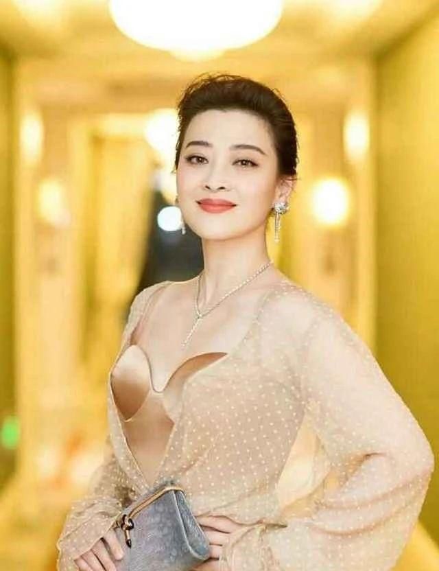 『 梅婷』后背还直露到腰,梅婷这是越老越奔放?“胸衣外穿”不够