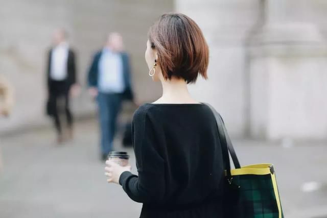 好看的配饰那么多，为啥时装精们都在戴这款？