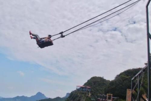 重庆第一大秋千，建在700米悬崖处，引无数游客前来围观