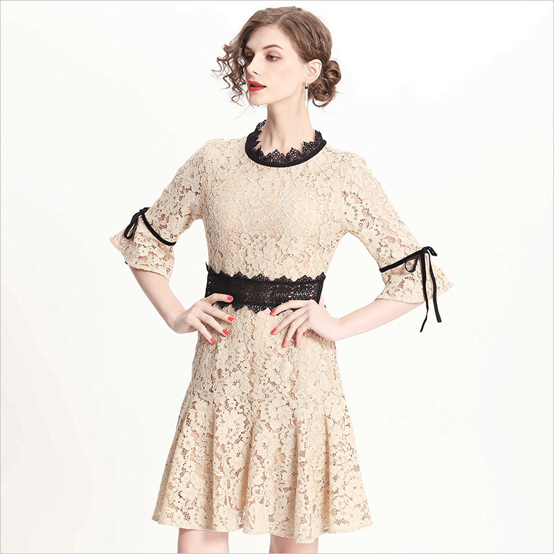 上身效果非常完美的蕾丝连衣裙，做工精致，特有女人味