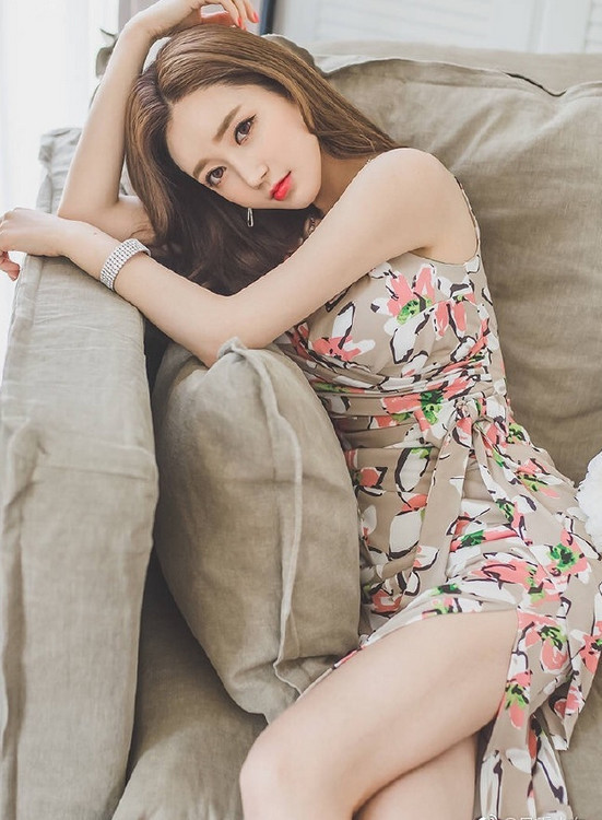 气质小姐姐吊带裙裹出妙曼身姿，咬嘴唇的样子真的好迷人！