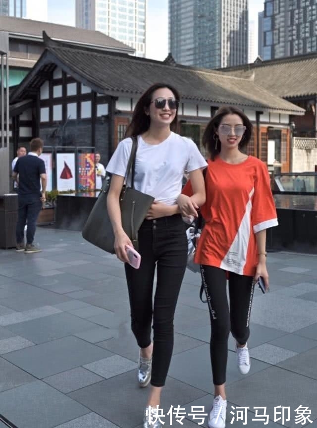 『色牛仔裤』街拍：牛仔裤穿起来显腿型有气场，精美时尚很有时尚潮人的感觉