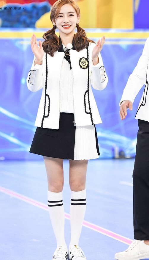  「毫无」baby穿橙色背带裤搭T恤，扎双马尾毫无违和感，完全像个少女