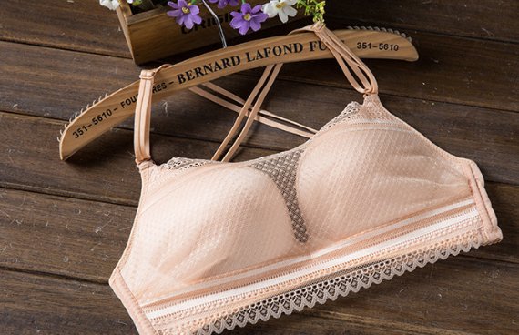 女人到了50岁，就该穿这些文胸，下面女人怎么穿，一个比一个美