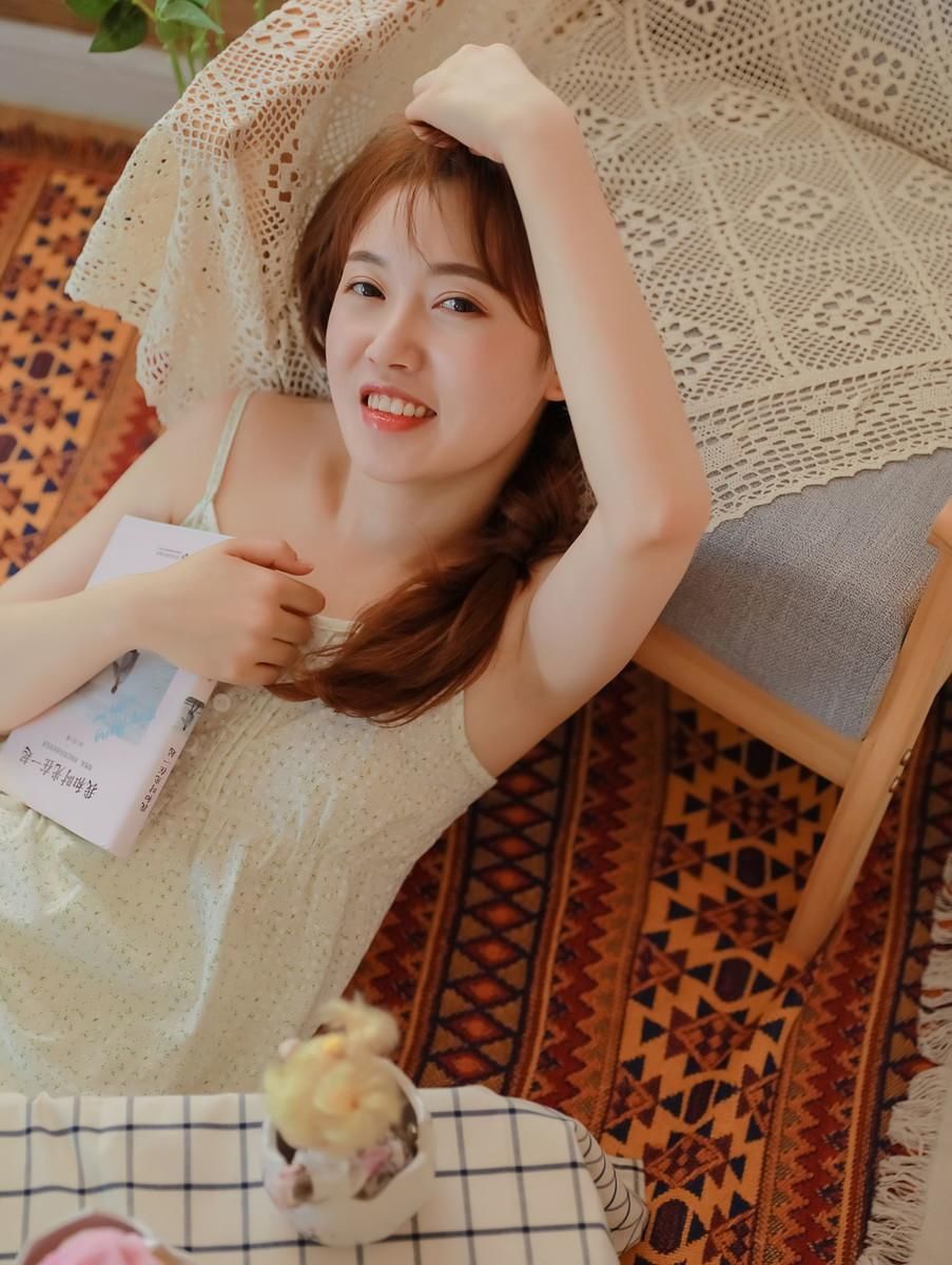 文艺清新美女性感吊带裙写真图片