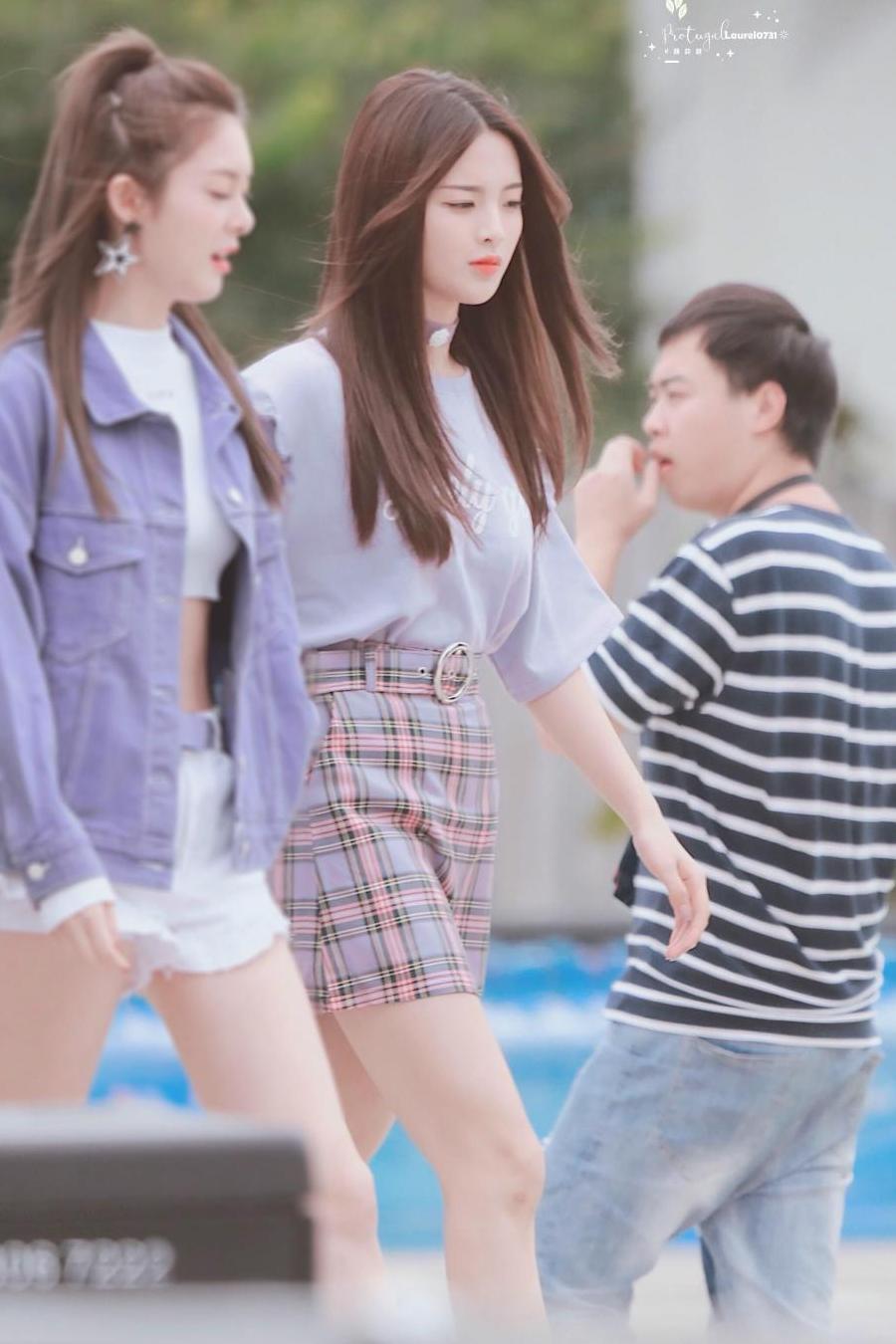 168cm的傅菁还嫌腿不够长? 短裤短到露出安全裤, 网友: 不如不穿