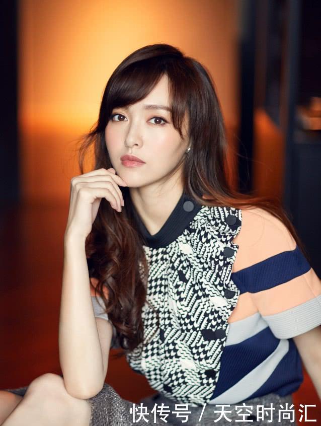 唐嫣为时尚拼了，“餐布”缝在身上很高端，太瘦了穿啥都一个样！