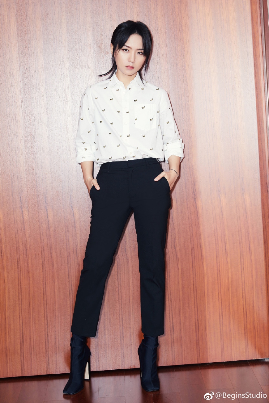 杨幂周笔畅同框,穿波点连衣裙的杨幂竟然输了,网友:真的尴尬了