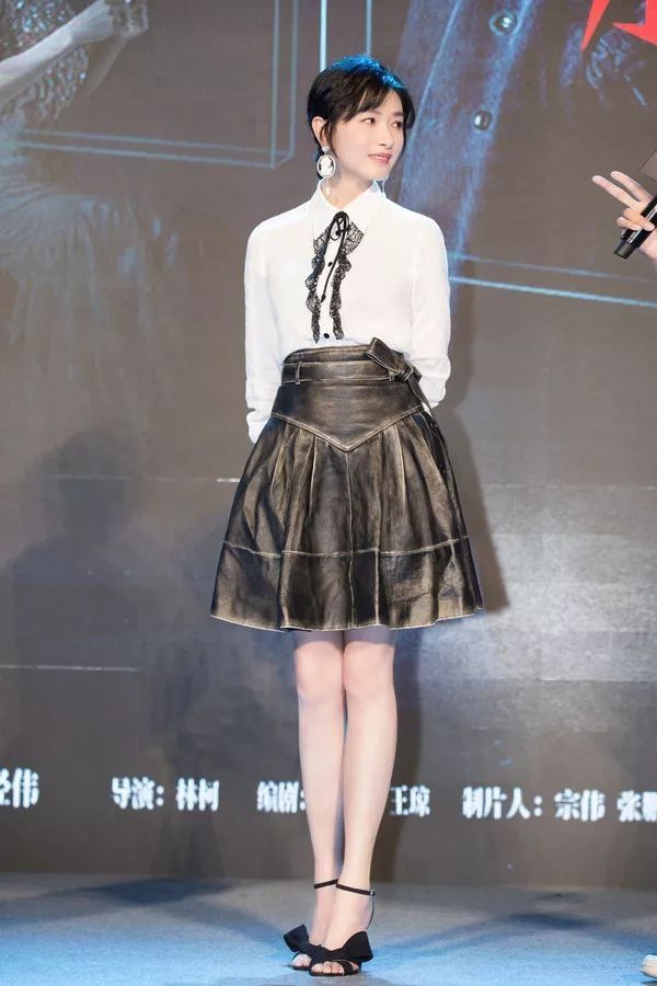好看| 周冬雨的少女感全来自这条裙子?A字裙还有减龄显瘦的效果!