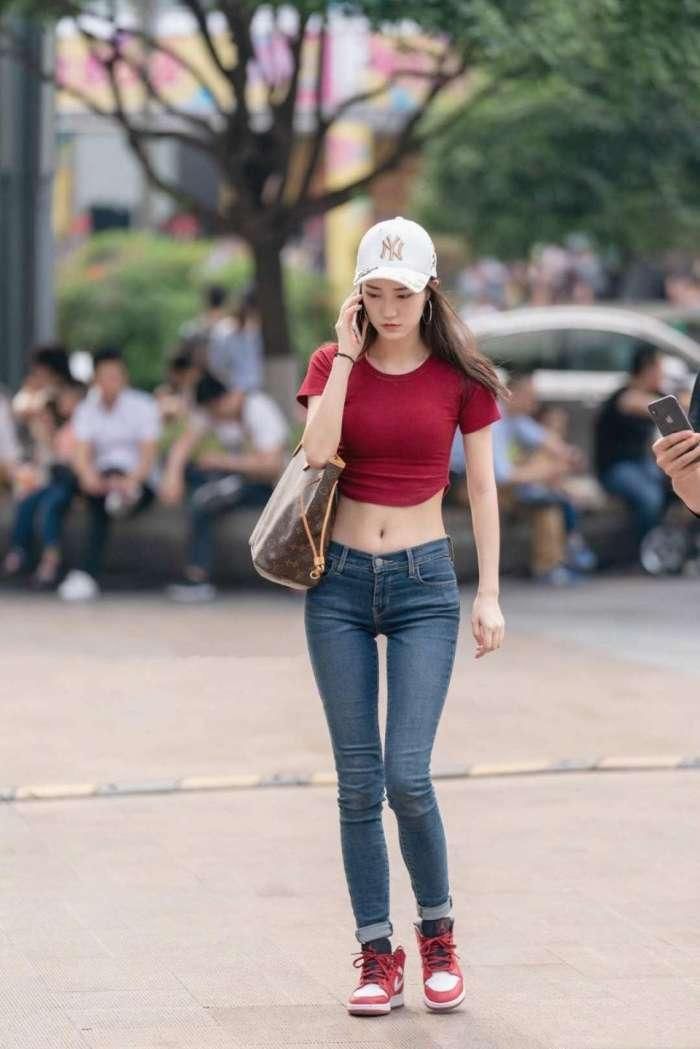 天使面容魔鬼身材的小姐姐，小蛮腰大长腿很是迷人!