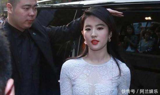 走向成熟的蜕变,刘亦菲以一身白色蕾丝长裙出席活动