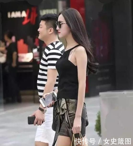 运动|街拍:皎若秋月的小姐姐,一件黑色上衣配黑色休闲裤,时尚运动范