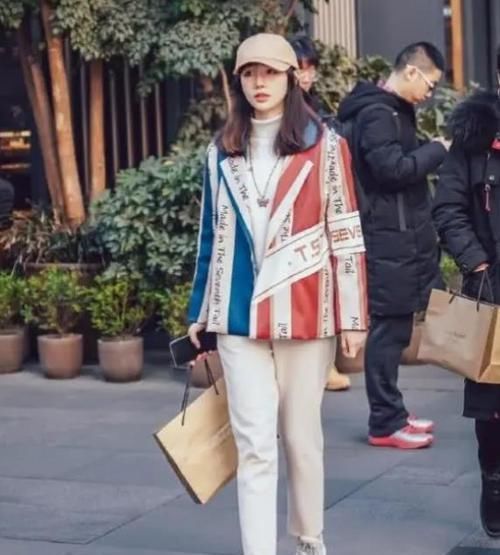  『蓝色』美女时尚街拍：身材高挑的美女，一件白色一字肩配蓝色牛仔裤，都市丽人范