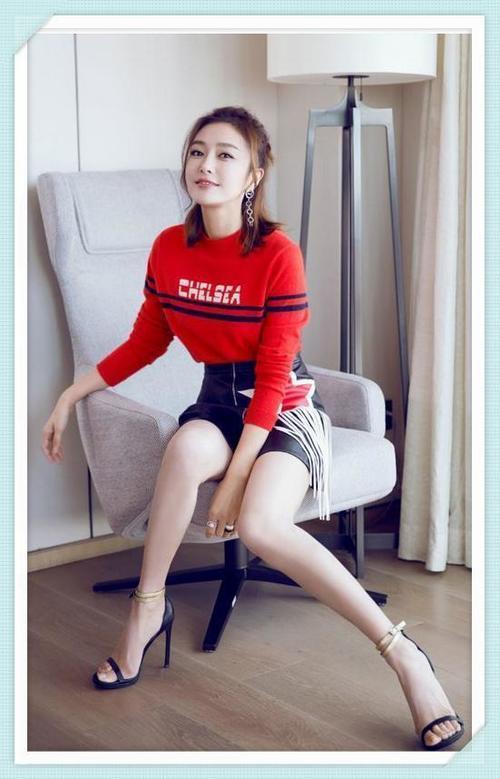 秦岚也会衣品成谜？西装裤上挂薄纱，网友：放个屁不就吹起来了？