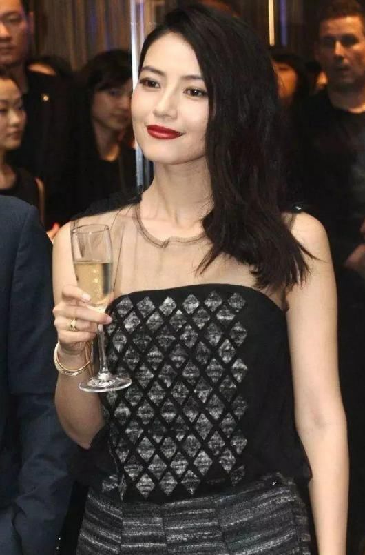 孙俪和大3岁高圆圆同框画面一度尴尬!网友:娘娘还是更适合古装