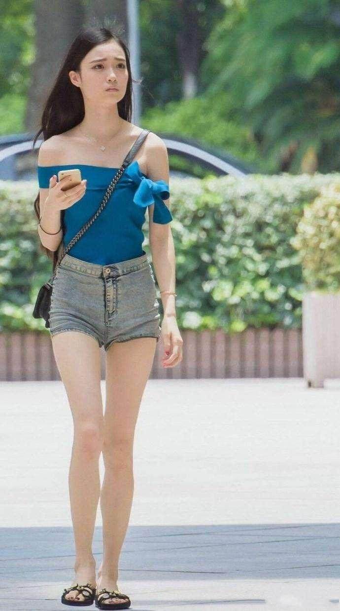 街拍：性感一字肩美女，超短热裤秀出大长腿