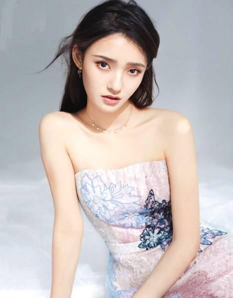 林允大凹造型吸睛，粉色纱裙欲成仙女，哪个星女郎可以和她比？