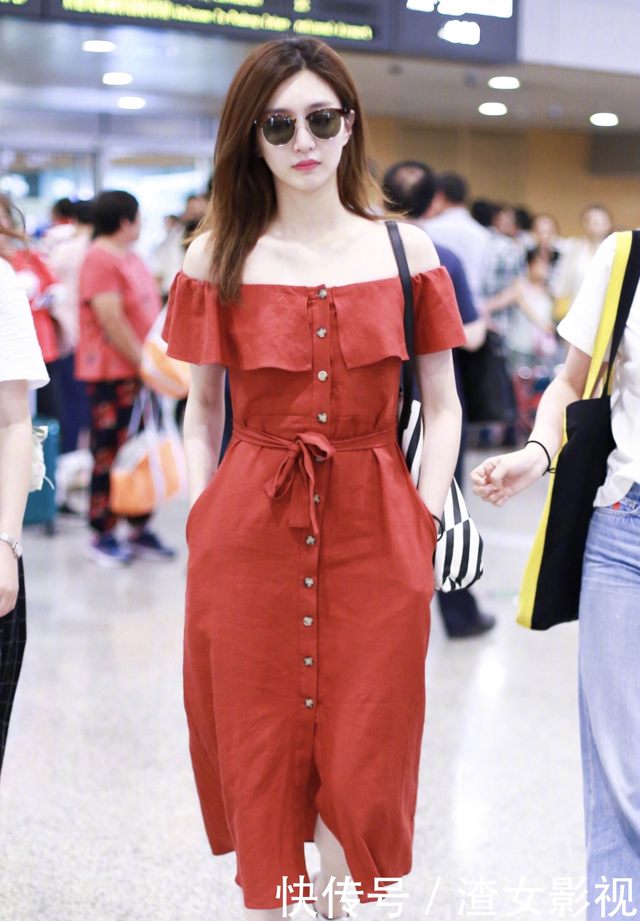 江疏影红裙艳亮相，只靠纽扣支撑太大胆，懒人式穿搭了解一下！