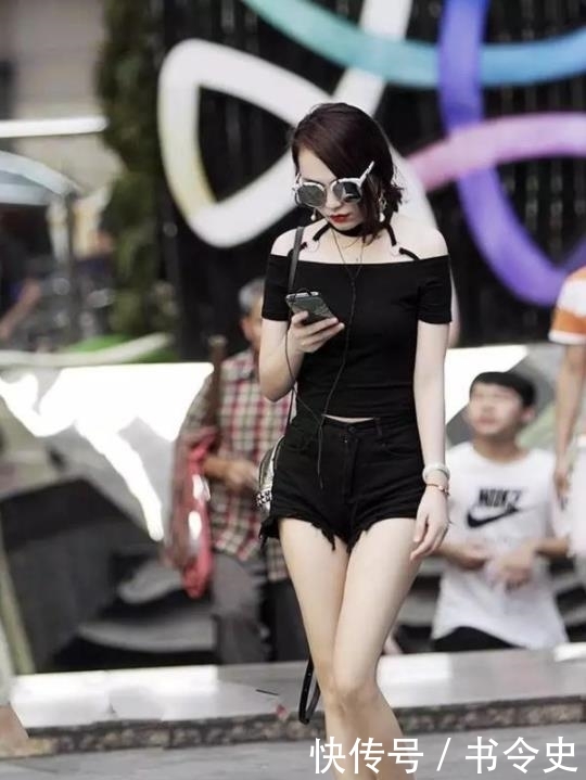  「蓝色」街拍：美女穿蓝色条纹紧身裙，秀出纤细长腿，明媚的笑容充满魅力