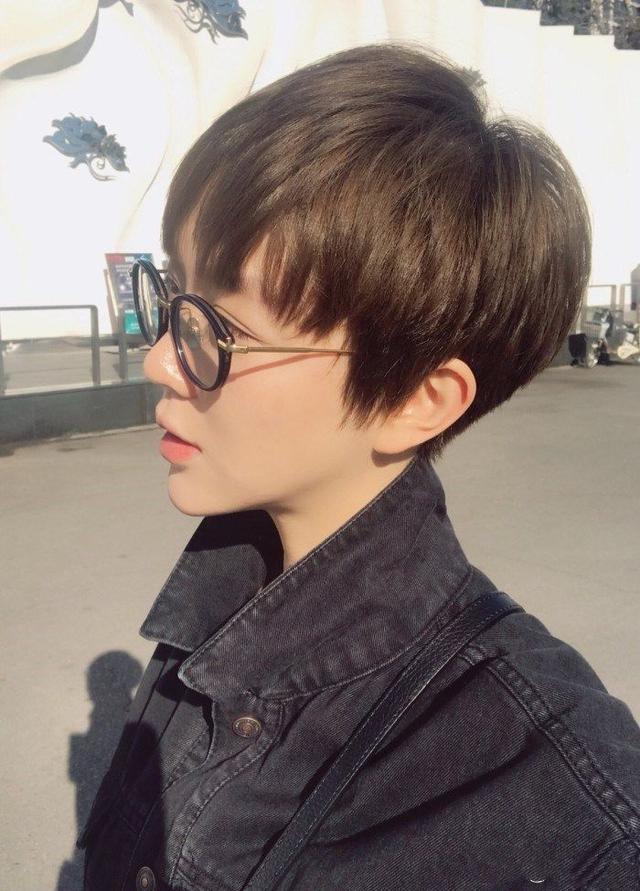 张含韵换发型气质大变，剪齐耳短发清纯可人，网友：萌到不敢认！