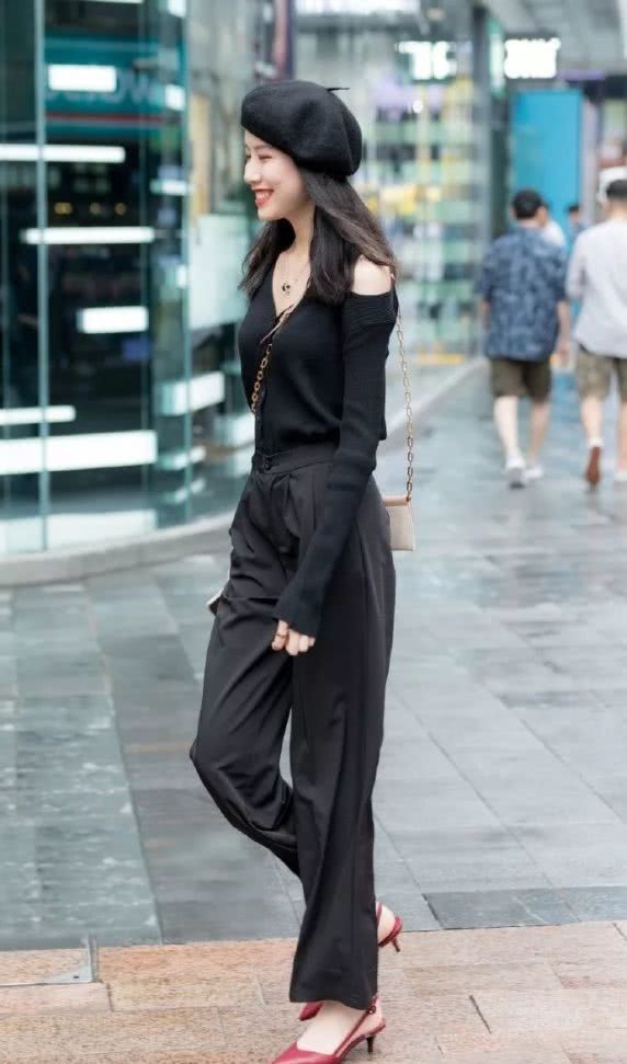  『美女』美女搭配高跟鞋，让自己显得更加的美丽