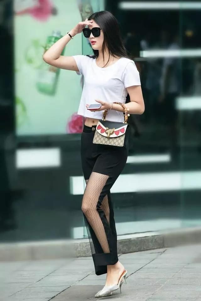 街拍:紧身衣为什么受女人欢迎?实际行动展现它的美!