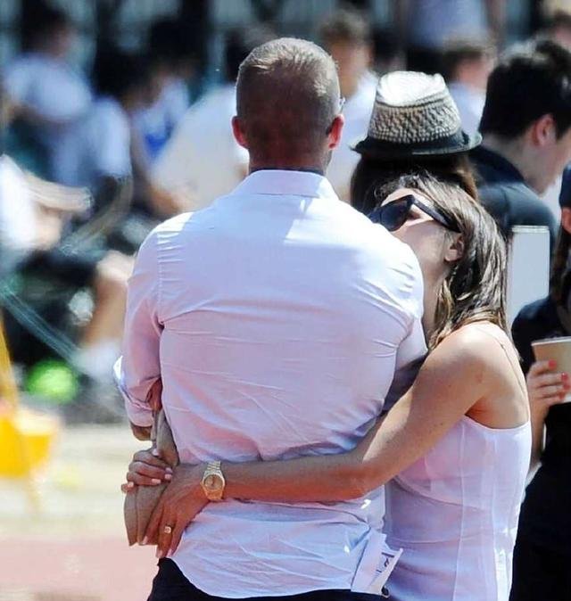 贝嫂用双臂搂住贝克汉姆的腰，凝视着小贝的眼睛，感情全在眼神里