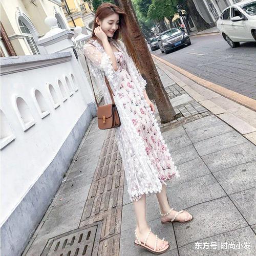 夏天穿吊带裙出街，清爽透气自在无边，你心动了吗？