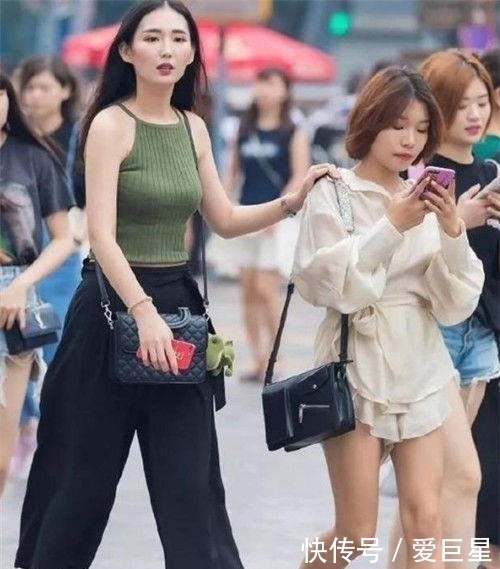  『别具一格』年轻美女街拍：风格独特的美女，感受别具一格的美