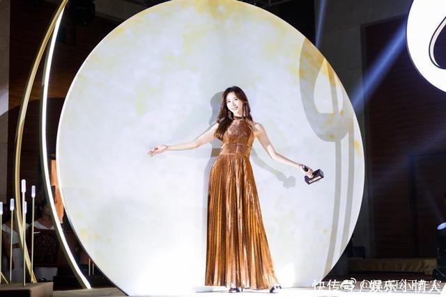 林志玲哪像43岁的女人？碎花裙＋银色高跟鞋，这身材保持得太好