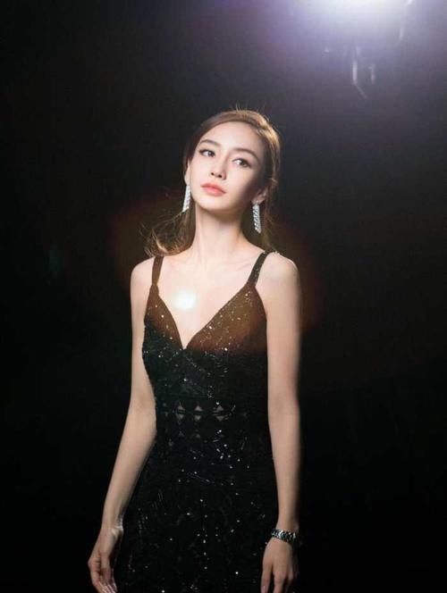 赵丽颖短发黑裙迷人又复古,baby大秀性感好身材!