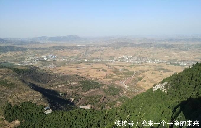 跟泰山平起平坐的山，空中看就像刀片一样，一般人真不敢爬上去