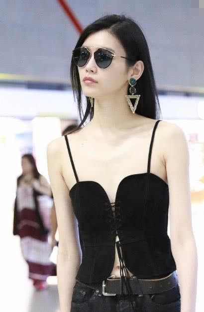 奚梦瑶现身机场！手拎一片“叶子”竟价值几十万！