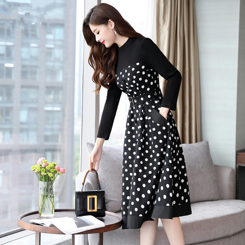 女人别再买铅笔裤了，因为今年流行裸鞋+秋裙，洋气有女人味