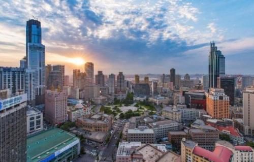  第一城■湖北一城市，很有发展潜力，发展直追武汉，人称“华夏