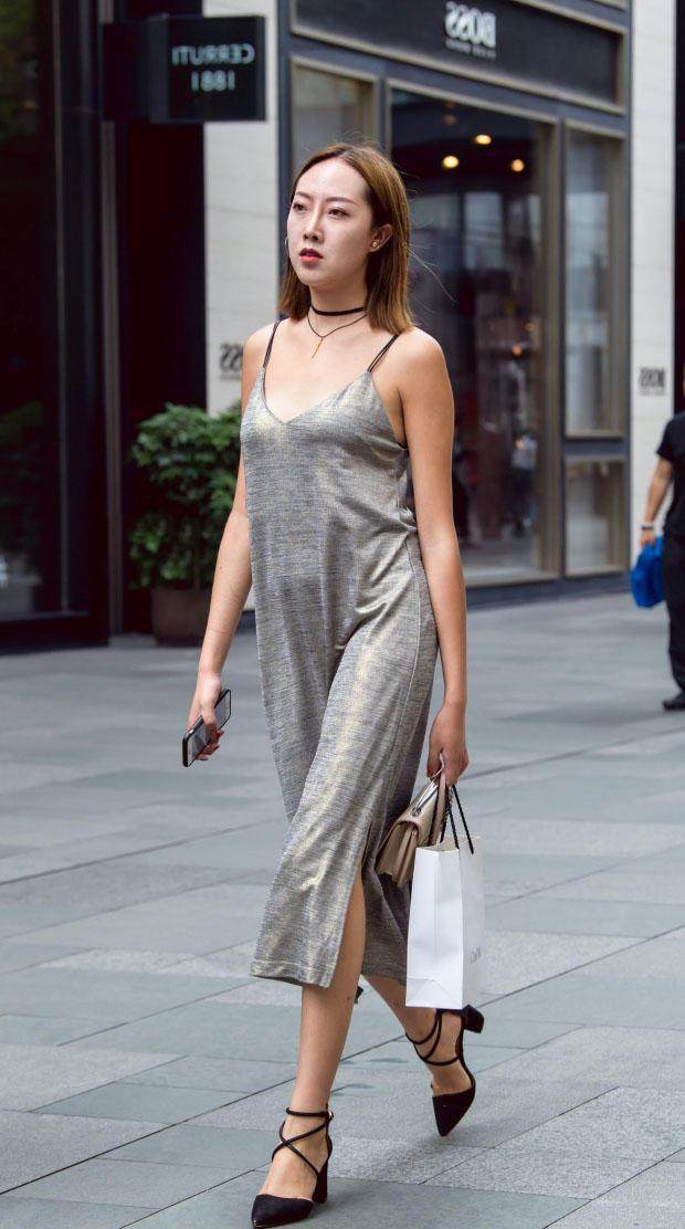 窈窕小姐姐穿着银色吊带连衣裙, 娇小的身材也很有女人味儿