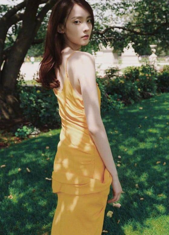 杨之楹拉起裙摆缝出了两个口袋，还随随便便穿出了初恋的感觉！