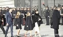 莱昂诺尔:西班牙王后一家四口美如画!两位小公主美如双胞胎,王后斗篷太酷