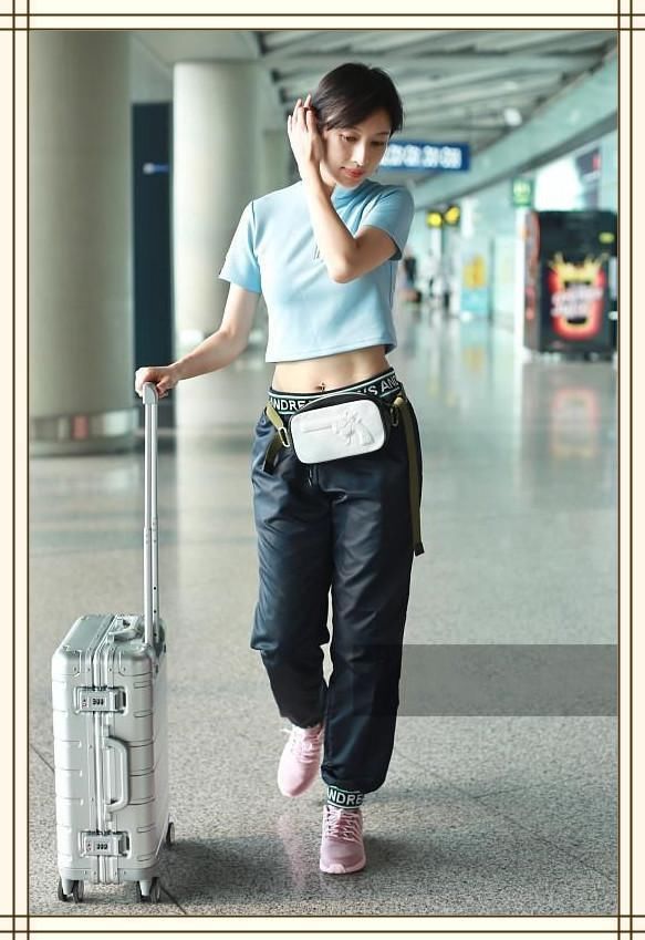 当张俪与李沁同穿露脐装，才知道马甲线和小蛮腰的差距有多大！