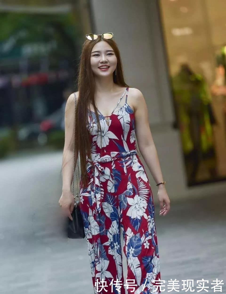 『气质』街拍穿花色吊带裤裙的性感女神,魅力的身姿,气质华贵很显富态