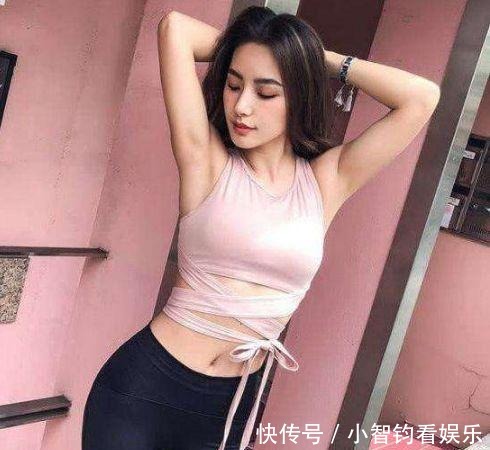  凸显：街拍：休闲上衣搭配打底裤，简约大方，凸显迷人的身姿