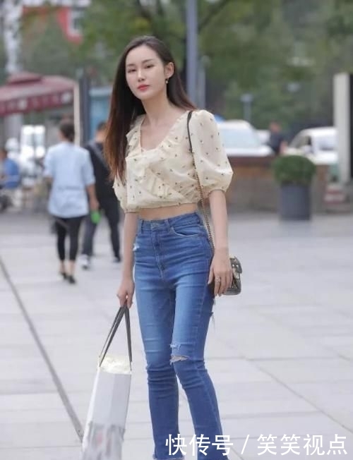  「位小姐姐」白色花纹搭配牛仔，时尚又不失魅力，彰显东方女性时尚魅力