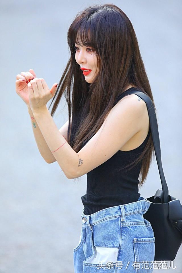 金泫雅的腰太细了，缝裤腰仍挡不住往下掉，网友：怪不得只有78斤