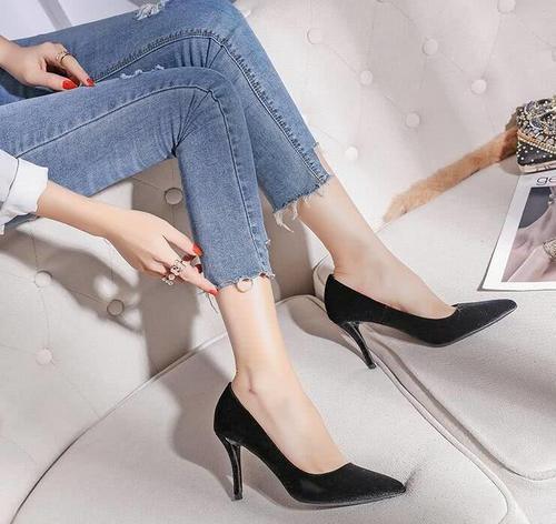 活力的尖头高跟鞋配色，充满俏丽淑女的格调